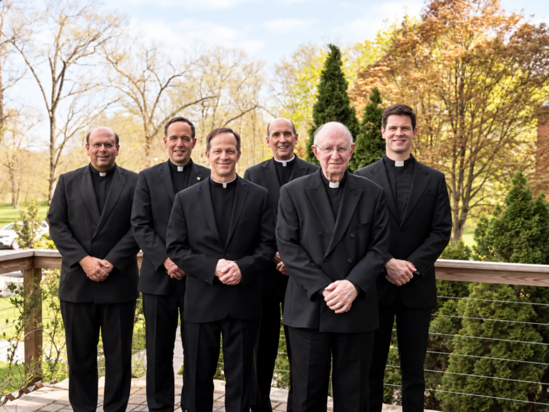 Retrato Grupal De Sacerdotes Al Aire Libre 1024x683 2